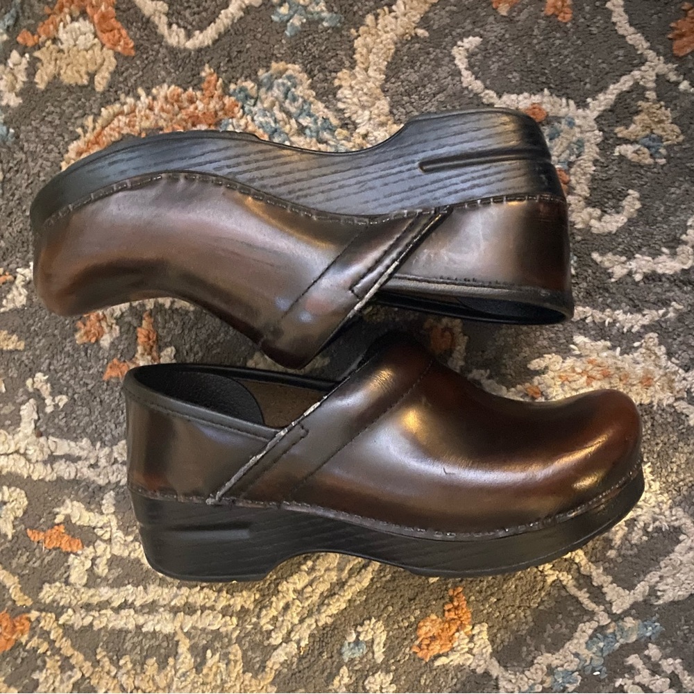 dark brown dansko clogs